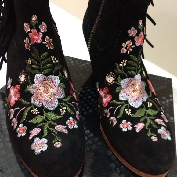 Black embroidered and fringed boots - Picture 3 of 3